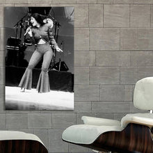 Load image into Gallery viewer, #004BW Selena Quintanilla