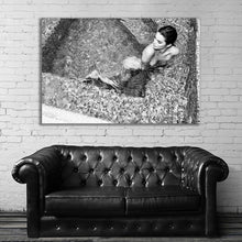 Load image into Gallery viewer, #077BW Kendall Jenner

