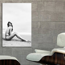 Load image into Gallery viewer, #069BW Kendall Jenner
