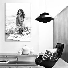 Load image into Gallery viewer, #040BW Kendall Jenner
